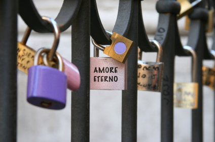 Amore Eterno written on a lock attached to a fence.